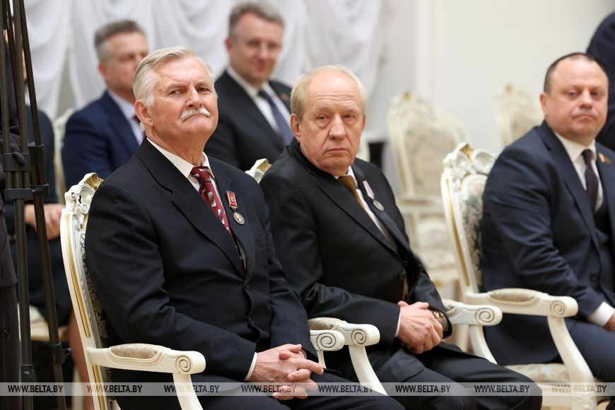 Александр Лукашенко в преддверии священной даты - 80-летия Победы - вручил государственные награды