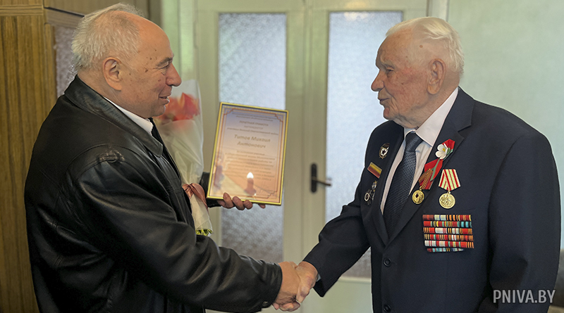 Поздравления с 80-летием Великой Победы принимает 98-летний житель Дашковки Михаил Титов