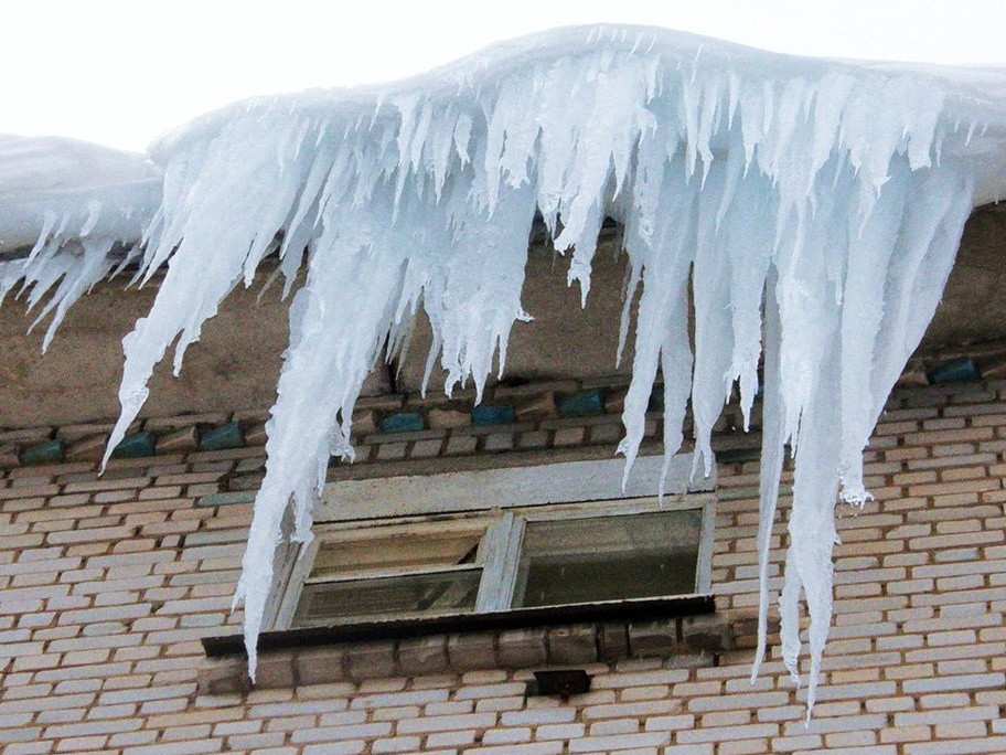 Опасность наледи и снега на крышах: рекомендации МЧС