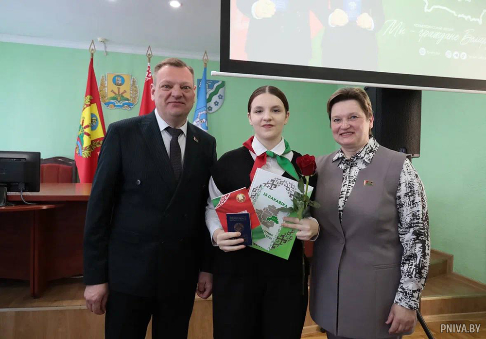 «Мы — граждане Беларуси»: в Могилевском райисполкоме вручили паспорта школьникам, проявившим себя на разных поприщах