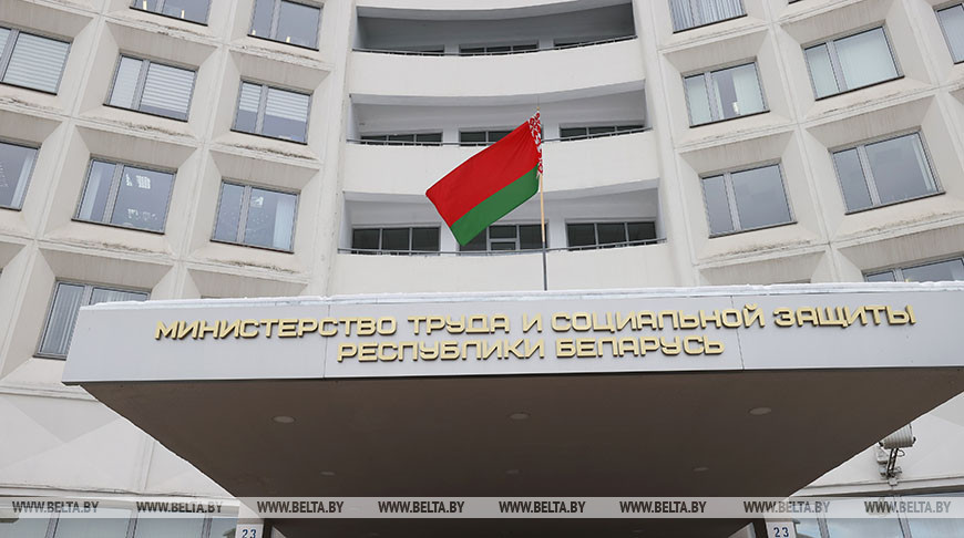 Об особенностях приема на работу несовершеннолетних рассказали в Минтруда