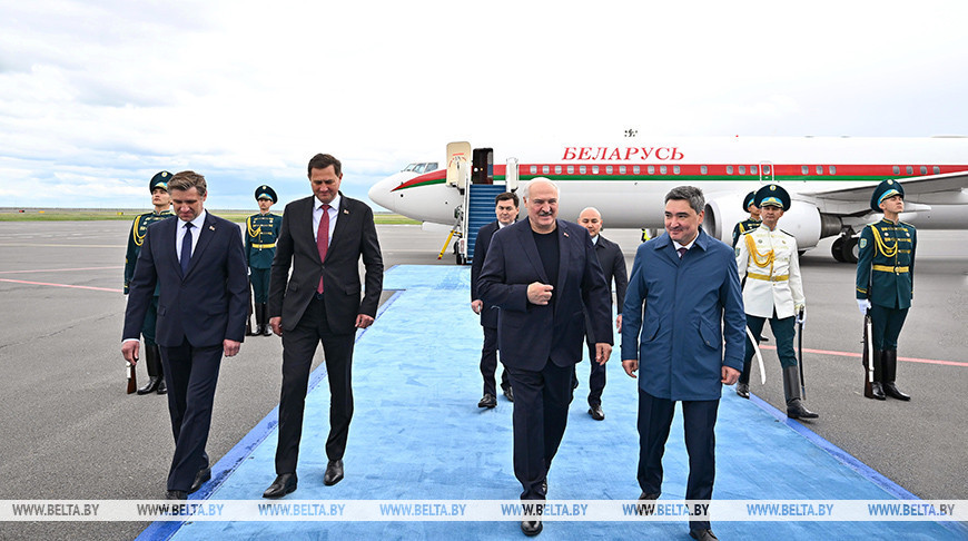 Александр Лукашенко прибыл в Астану для участия в саммите ЕАЭС и Евразийском экономическом форуме