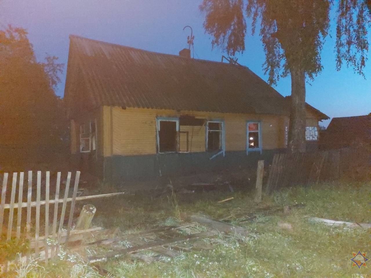 Ночью на пожаре в деревне Купелы погиб человек