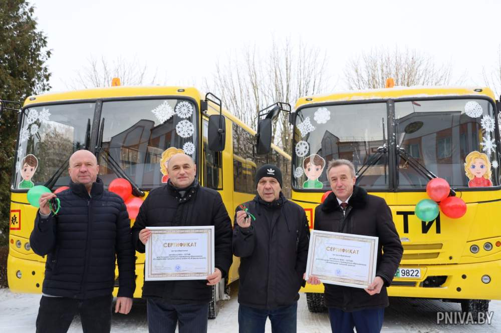 Новая техника для школ и ЖКХ и квартира для молодой семьи: в Могилевском районе вручили новогодние подарки