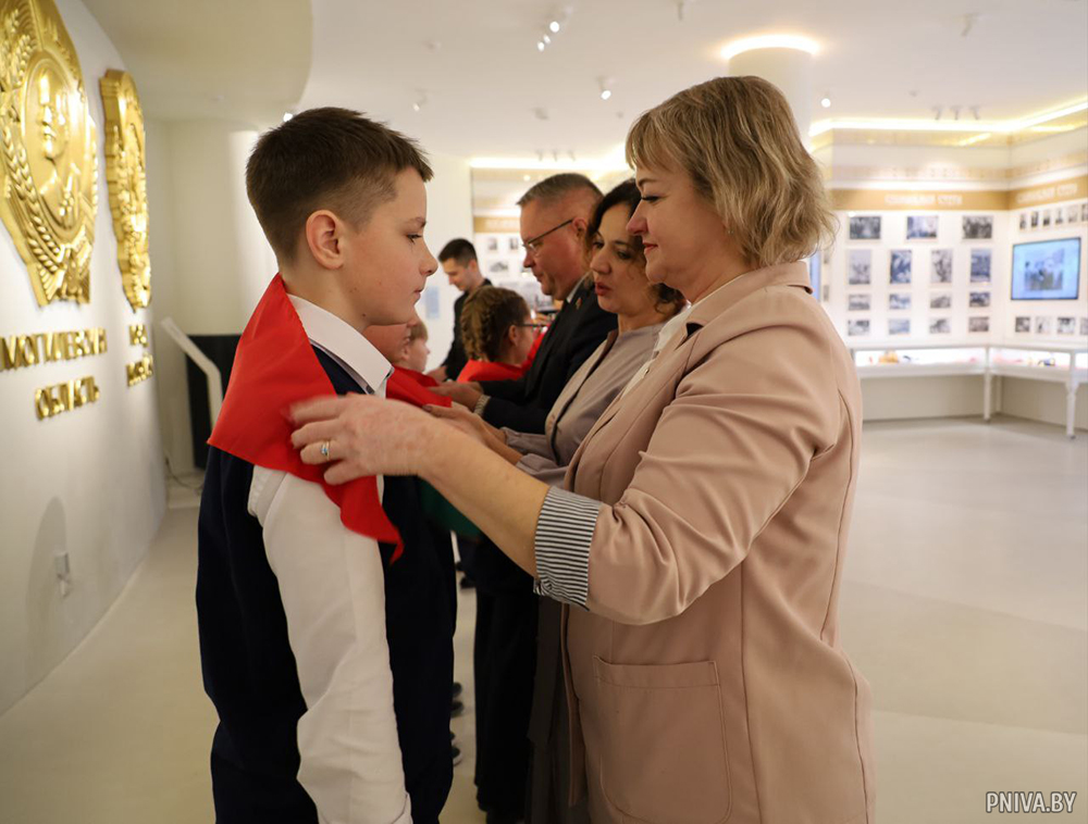 Школьники Романовичской школы дали клятву пионера и вступили в БРСМ