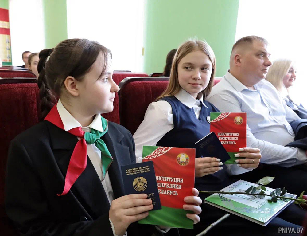 В Могилевском райисполкоме вручили паспорта школьникам