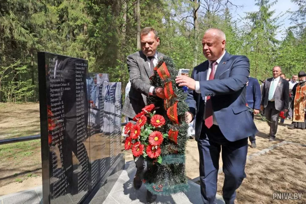 Обновленный памятный знак жертвам Великой Отечественной войны открыли вблизи деревни Черемушки