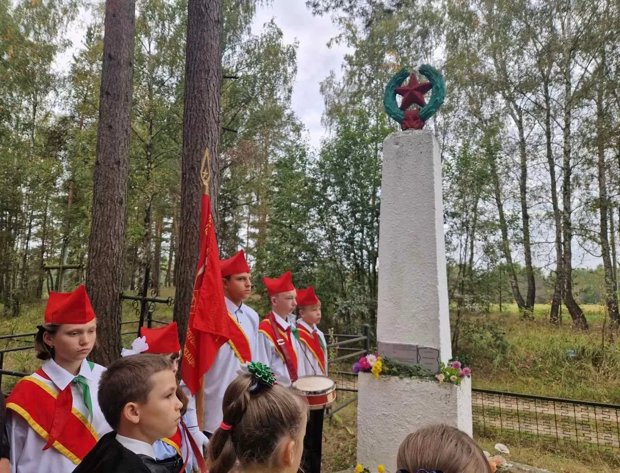 Митинг ко Дню народного единства у братской могилы красноармейцев в деревне Малое Хоново